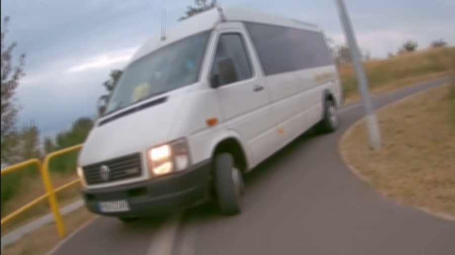 Konin - bus wiozący dzieci na ścieżce rowerowej (fot. KMP Konin)
