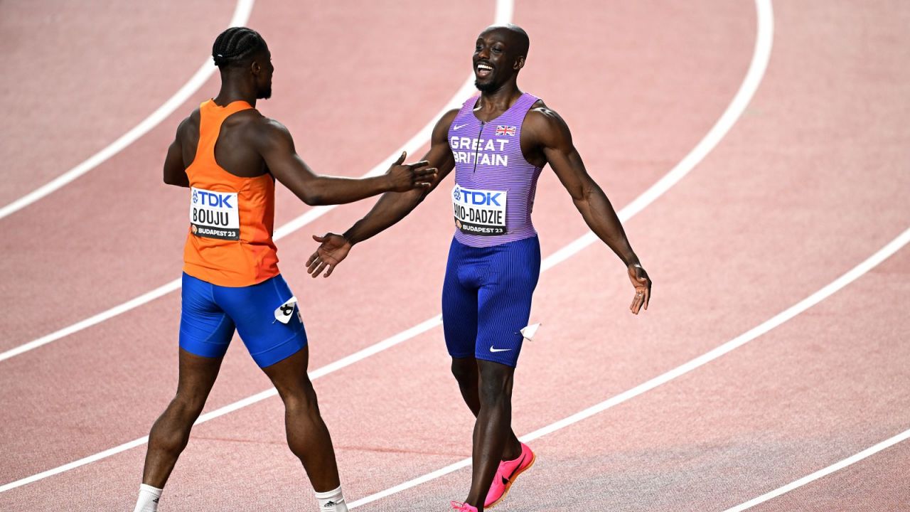 Eugene Amo-Dadzie (z prawej) po eliminacjach 100 m na MŚ 2023 (Fot. Getty)
