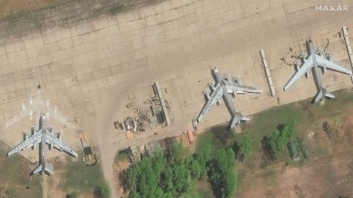 Ілжывыя аб'екты на зямлі каля самалётаў Ту-95 на ўзлётна-пасадачнай паласе авіябазы «Украінка» каля Серышава ў Амурскай вобласці, Расея. 27 траўня 2025 года. Здымак мае ілюстрацыйны характар. Фота: Satellite image ©2025 Maxar Technologies / AFP / East News