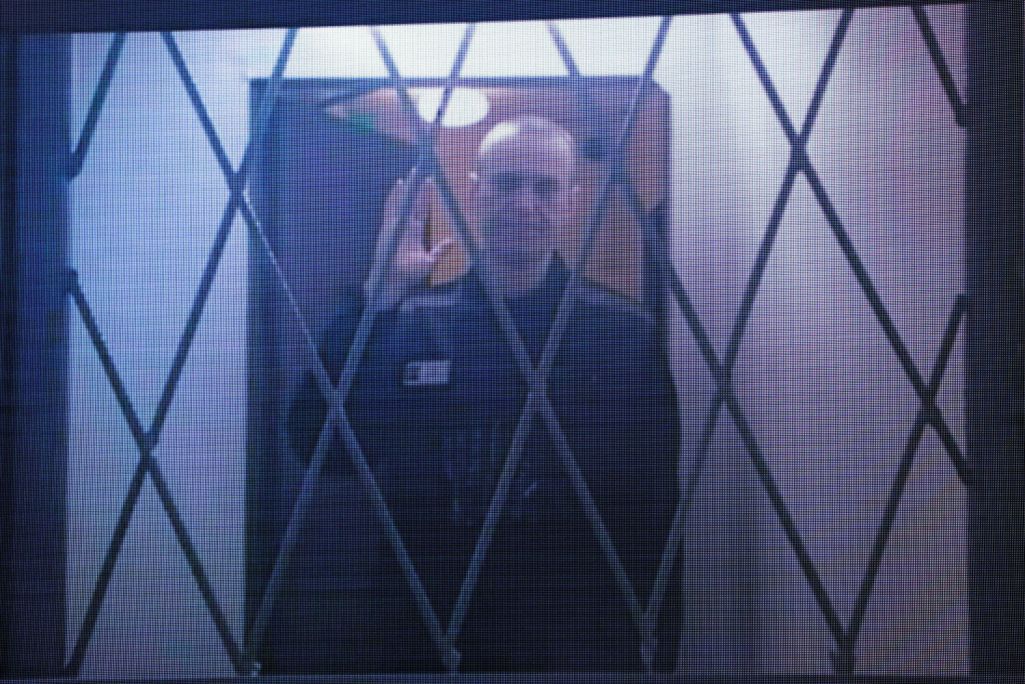 Зняволены расейскі апазіцыянер Аляксей Навальны прысутнічае па відэасувязі ў судзе з калоніі ІК-3 падчас разгляду ягонай скаргі на абмежаванне доступу да кніг і матэрыялаў для чытання ў турме. Масква, Расея. 11 студзеня 2024 года. (Фота: Vera Savina / AFP / East News)