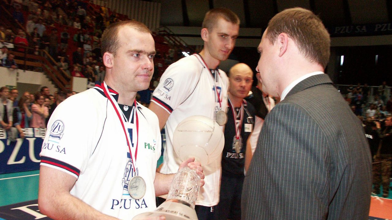 Rok 2005. Mariusz Szyszko odbiera puchar dla AZS Olsztyn za wicemistrzostwo Polski (fot. PAP)