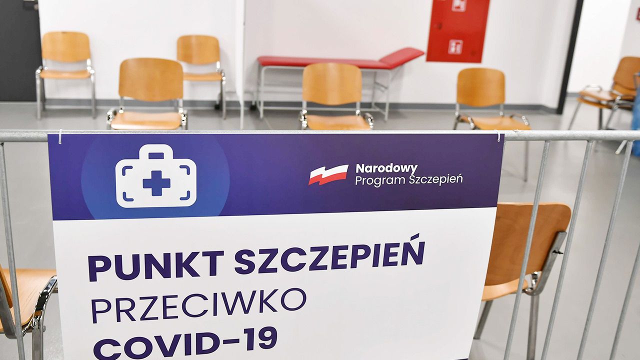 Spór o płatny parking przed masowym punktem szczepień w Łodzi (fot. PAP/Grzegorz Michałowski) Spór o płatny parking przed masowym punktem szczepień w Łodzi (fot. PAP/Grzegorz Michałowski)