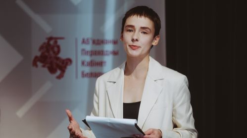 Представитель АПК по молодёжной политике Маргарита Ворихова выступает на второй день слушаний Объединённого переходного кабинета Координационным советом. Варшава, Польша. 8 августа 2025 года. Фото: Рауль Дюк / Белсат