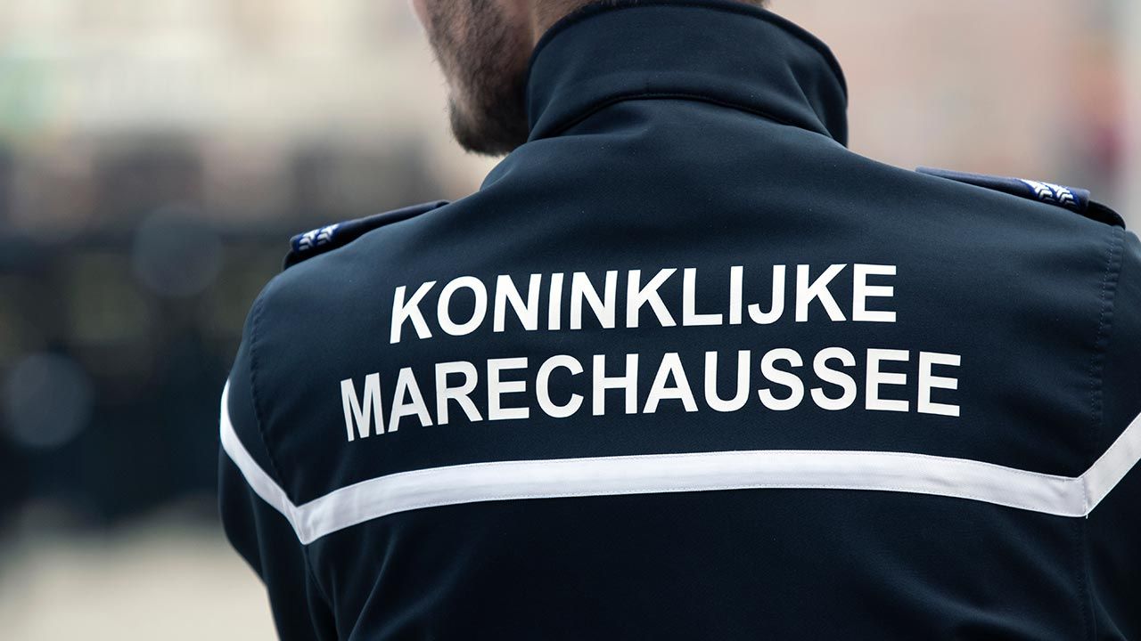 Tylko od listopada 2021 r. żandarmeria aresztowała w Holandii ponad 230 osób podejrzanych o przemyt ludzi (fot. Shutterstock)