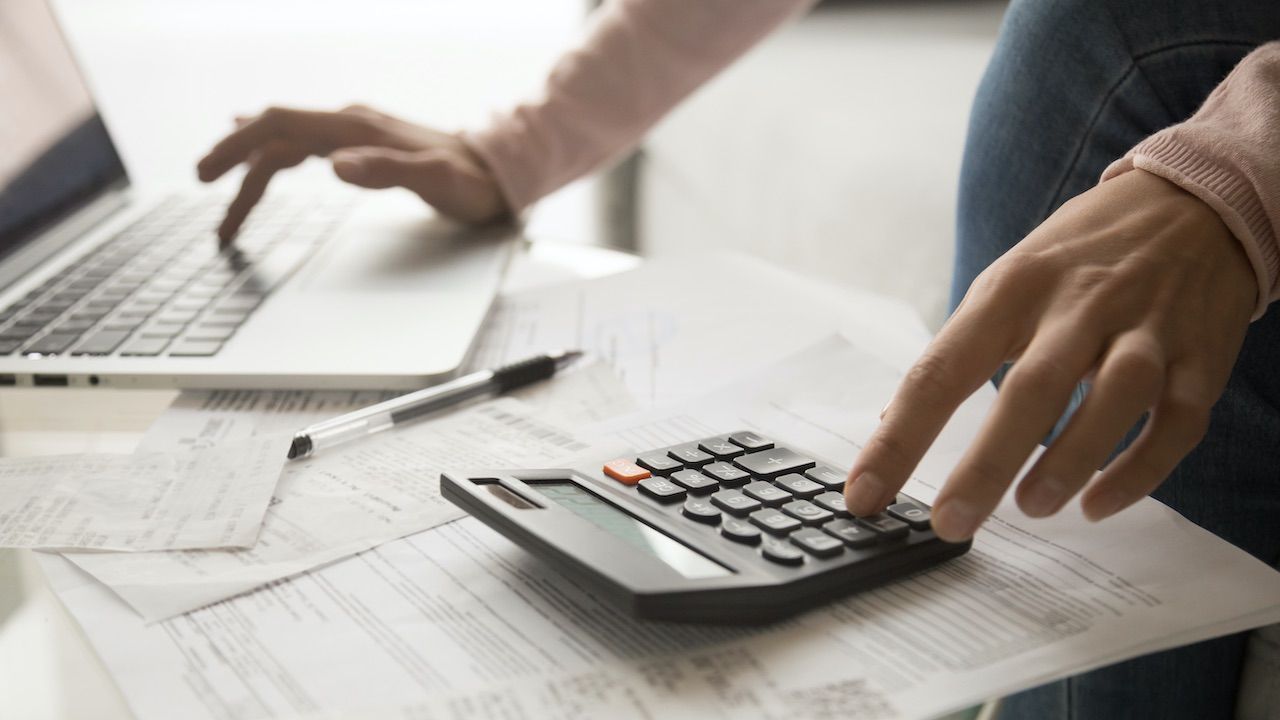 Jeśli jedni nie płacą drugim powstaje reakcja łańcuchowa (fot. Shutterstock/fizkes) Jeśli jedni nie płacą drugim powstaje reakcja łańcuchowa (fot. Shutterstock/fizkes)