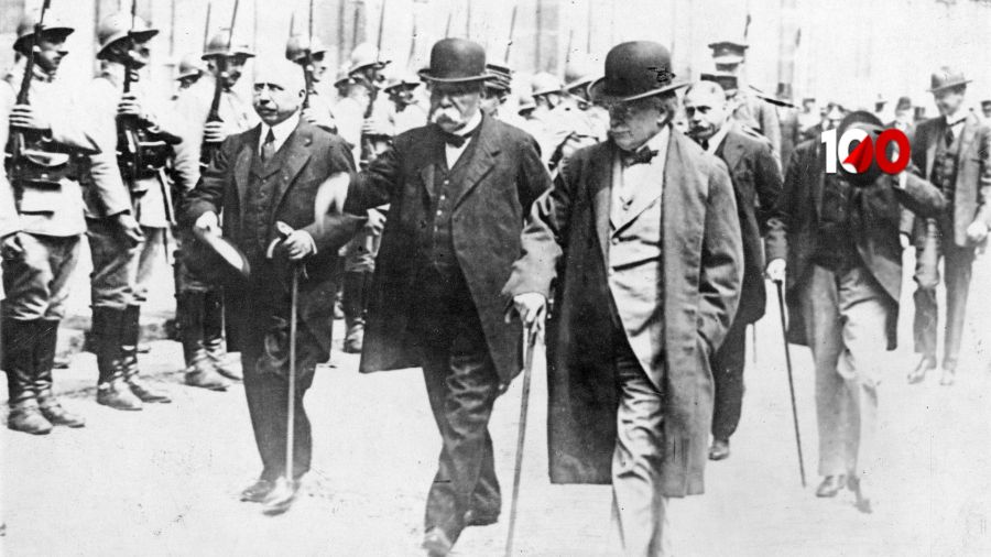 Traktat pokojowy z Austrią w Saint-Germain. Premierzy Wielkiej Brytanii David Lloyd George (pierwszy od prawej) i Francji Georges Clemenceau podczas defilady w dniu podpisania dokumentu, 10 września 1919 roku. Fot. NAC/IKC, sygn. 1-M-3