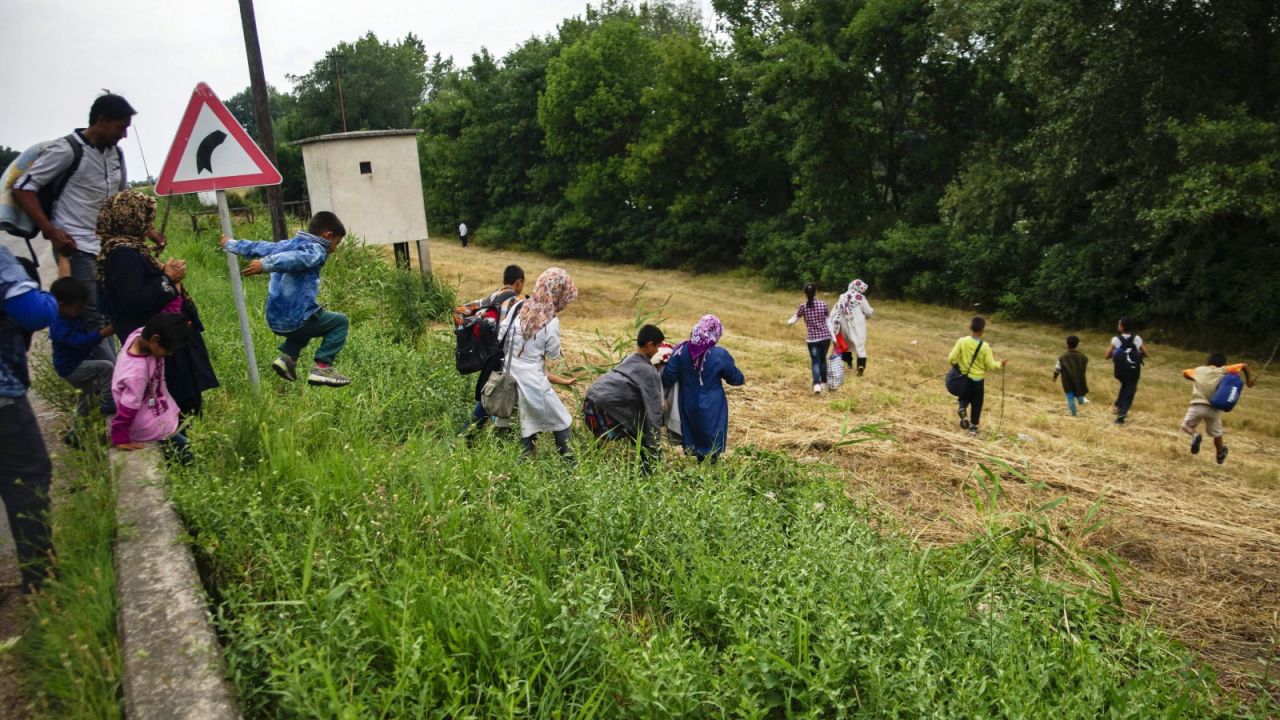 Przez Serbię imigranci przedostają się do UE (fot. PAP/EPA/ZOLTAN BALOGH) Przez Serbię imigranci przedostają się do UE (fot. PAP/EPA/ZOLTAN BALOGH)