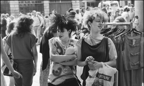 Rok 1983, dziewczyny spotkane w londyńskim Coven Garden idealnie wpisują się w punkową stylistykę. Fot. PYMCA/Universal Images Group via Getty Images