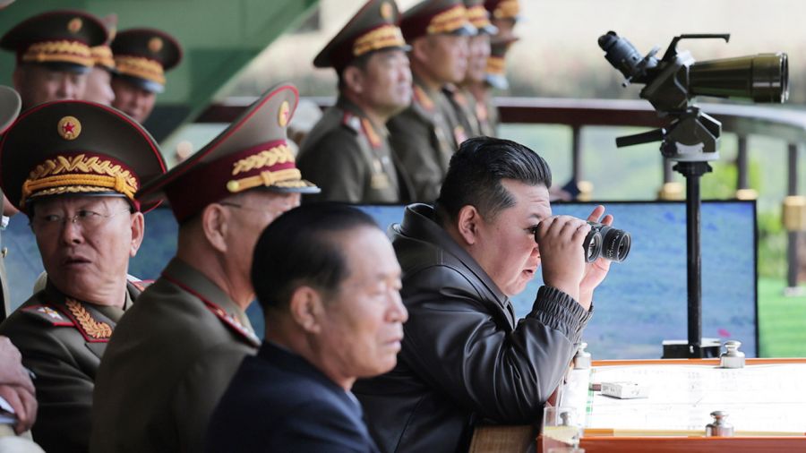 Kim Dzong Un podczas ćwiczeń wojskowych (fot. PAP/EPA/KCNA)