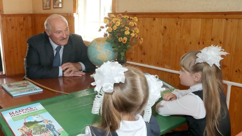 Аляксандр Лукашэнка ў школе (Фота: president.gov.by)