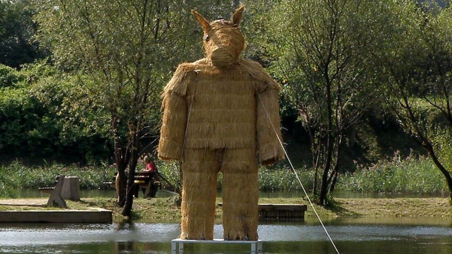 Replika misia, postawiona w 2011 na warszawskim Bemowie w miejscu, gdzie rozgrywała się ostatnia scena kultowego filmu STanisława Barei. Fot. Hiuppo - Praca własna, CC BY-SA 3.0, https://commons.wikimedia.org/w/index.php?curid=16437231