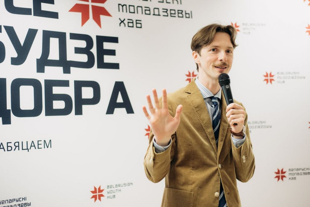 Тыдзень роднай мовы ў Беларускім моладзевым хабе ў Варшаве. На здымку – Мікіта Найдзёнаў. 21 лютага 2024 года. (Фота: Беларускі Моладзевы Хаб / Białoruski Młodzieżowy Hub / Facebook)