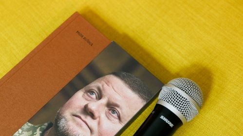 Книга генерала и посла Украины в Великобритании Валерия Залужного «Моя война», которую обсуждали во время встречи в рамках проекта «Biz.умство» в пространстве IMAGURU. Варшава, Польша. 23 сентября 2025 года. Фото: Белсат