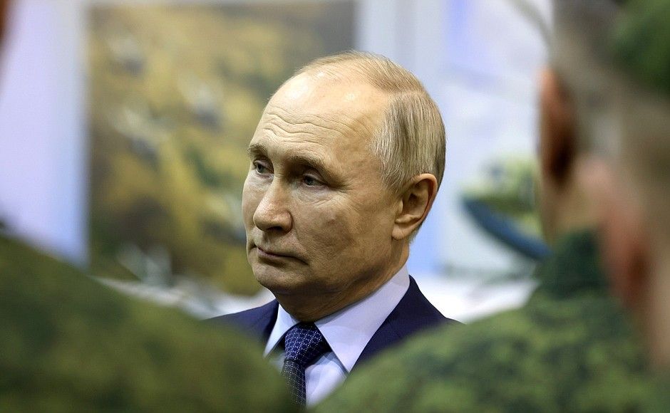 Уладзімір Пуцін падчас наведвання 27 сакавіка 344-га цэнтру баявога ўжывання і перавучвання лётнага складу Мінабароны РФ. (Фота: Kremlin.ru)
