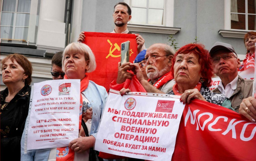 Прыхільнікі Камуністычнай партыі Камуністы Расеі (КПКР) удзельнічаюць у акцыі пратэсту перад прадстаўніцтвам ЕЗ у цэнтры Масквы, Расея. 8 жніўня 2024 года. Фота: Tatyana Makeyeva / AFP / East News