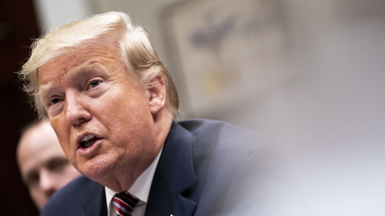Biały Dom poinformował Kongres, że nie weźmie udziału w przesłuchaniach w Izbie Reprezentantów ws. prawie impeachmentu Trumpa (fot. PAP/EPA/KEVIN DIETSCH / POOL) Biały Dom poinformował Kongres, że nie weźmie udziału w przesłuchaniach w Izbie Reprezentantów ws. prawie impeachmentu Trumpa (fot. PAP/EPA/KEVIN DIETSCH / POOL)