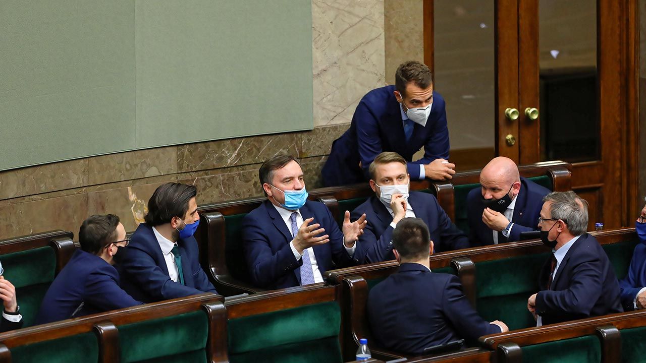 Sejm przyjął we wtorek ustawę wyrażającą zgodę na ratyfikację decyzji o zwiększeniu zasobów własnych UE (fot. PAP/Rafał Guz) Sejm przyjął we wtorek ustawę wyrażającą zgodę na ratyfikację decyzji o zwiększeniu zasobów własnych UE (fot. PAP/Rafał Guz)