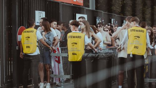 Наведнікі канцэрту Макса Каржа стаяць у чарзе. Варшава, Польшча. 9 жніўня 2025 года. Фота: Белсат
