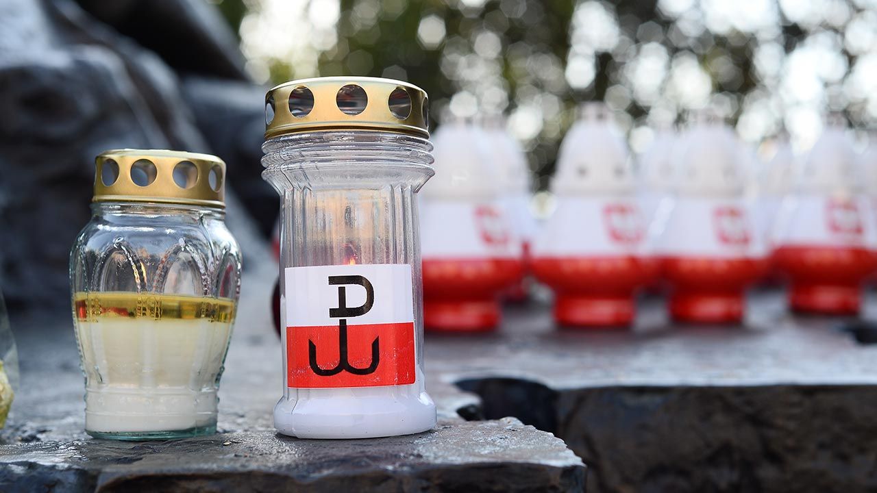„Znam ich wszystkich. Nie wystarczyłoby nawet gdybym kupiła trzysta świeczek”. (fot. PAP/Marcin Kmieciński) „Znam ich wszystkich. Nie wystarczyłoby nawet gdybym kupiła trzysta świeczek”. (fot. PAP/Marcin Kmieciński)