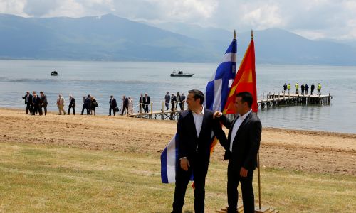 Premierzy Macedonii Zoran Zaew (po prawej i Grecji Aleksis Tsipras po podpisaniu porozumienia w sprawie rozstrzygnięcia długiego sporu o nazwę Republiki Macedonii. Wioska Otesevo w Macedonii, 17 czerwca 2018 r.  Fot. REUTERS/Ognen Teofilovski