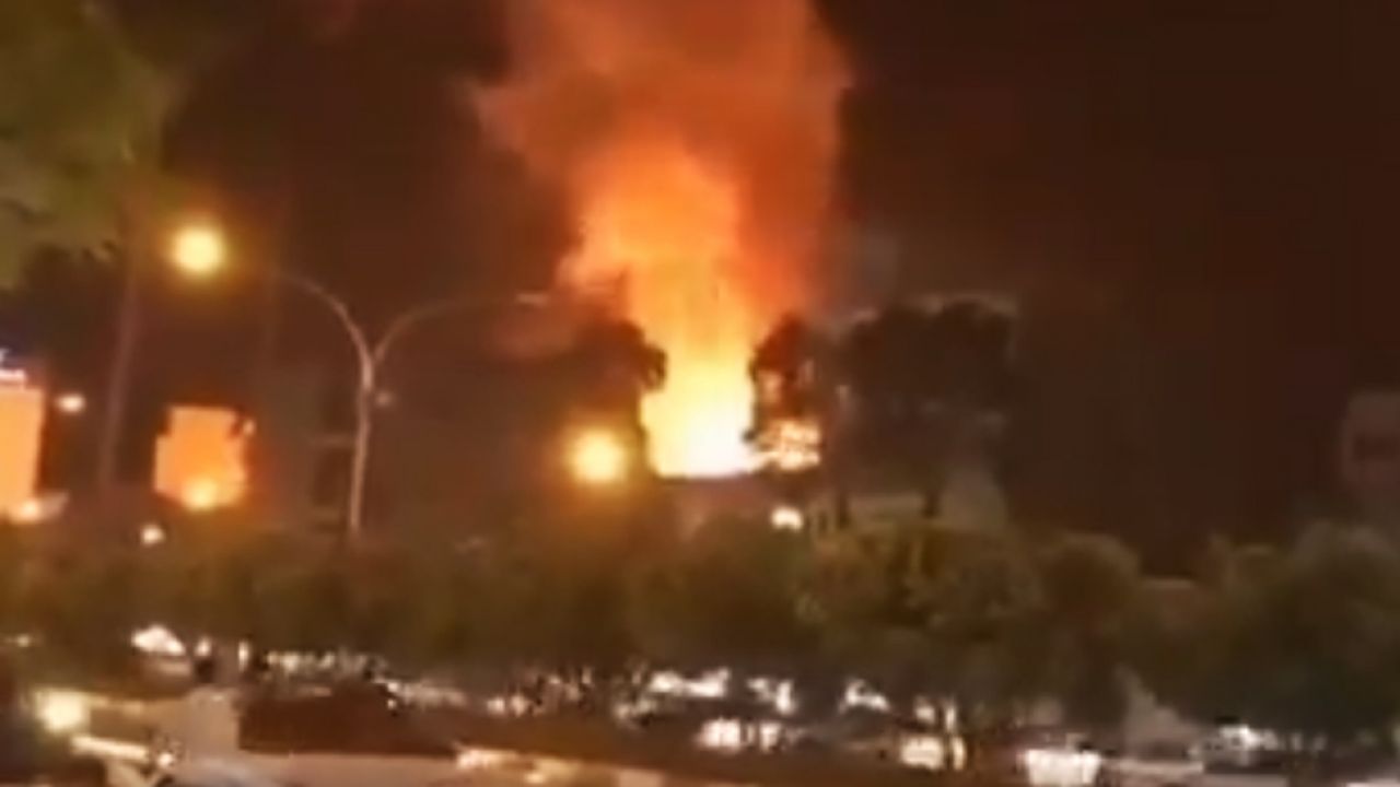Seria eksplozji wstrząsnęła w czwartek wieczorem centralnymi rejonami miasta Kirkuk (fot. Twitter/@ArabNewsToday) Seria eksplozji wstrząsnęła w czwartek wieczorem centralnymi rejonami miasta Kirkuk (fot. Twitter/@ArabNewsToday)