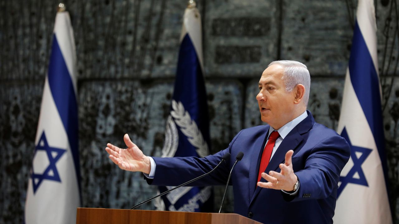 Netanjahu pełni urząd od prawie dziesięciu lat (fot. Reuters/Amir Cohen)
