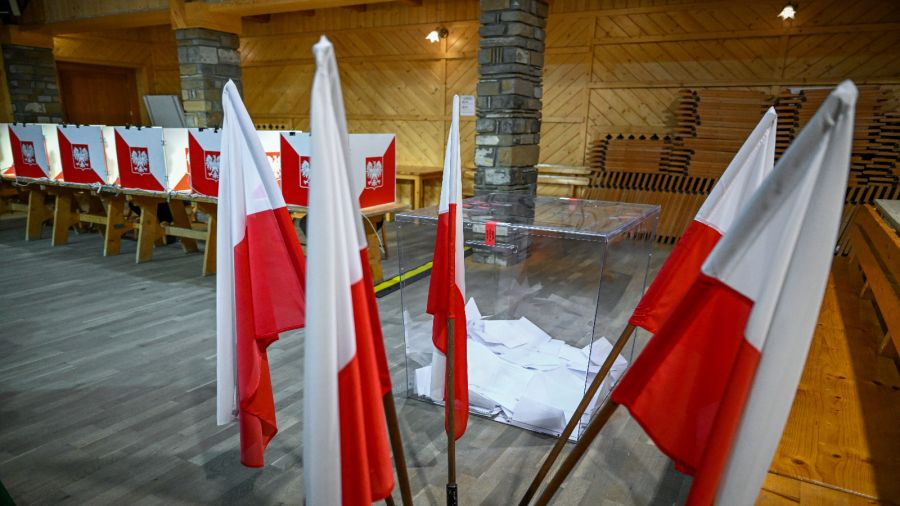 The highest turnout was observed in the central Mazowieckie province - 54.97% (PAP/Adam Warżawa) 