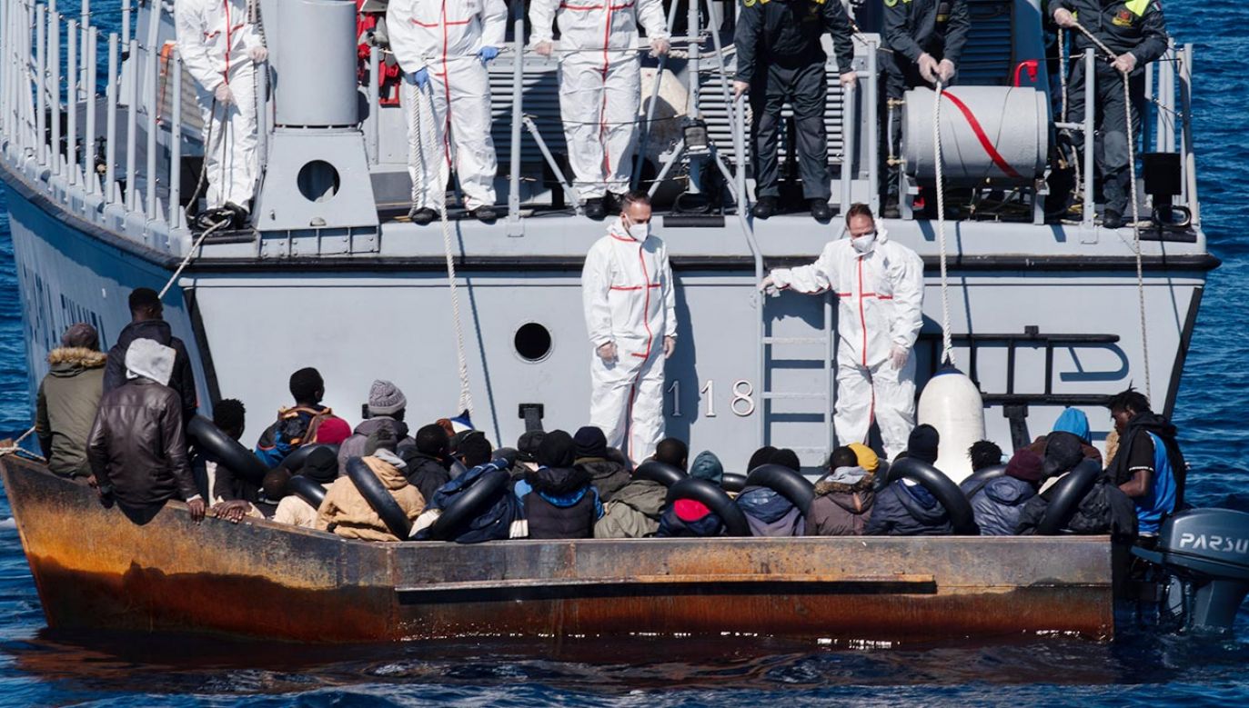 Migranci na włoskiej wyspie Lampedusa (fot. Ximena Borrazas/SOPA Images/LightRocket via Getty Images)