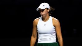 Madison Keys (fot. Getty Images) Na ciemnym tle kortu tenisowego wyróżnia się sylwetka Madison Keys — skupiona, wyciszona, jakby zatrzymana w chwili refleksji. Ubrana w biały, bezrękawnikowy top z centralnie umieszczonym logo oraz zielone spodnie sportowe, z białą czapką Nike na głowie, zdaje się kontemplować decyzję o wycofaniu się z dalszej rywalizacji. Światło z góry podkreśla jej obecność, kontrastując z mrokiem otoczenia i nadając scenie teatralny charakter. To ujęcie idealnie oddaje emocjonalny ciężar momentu (fot. Getty Images)