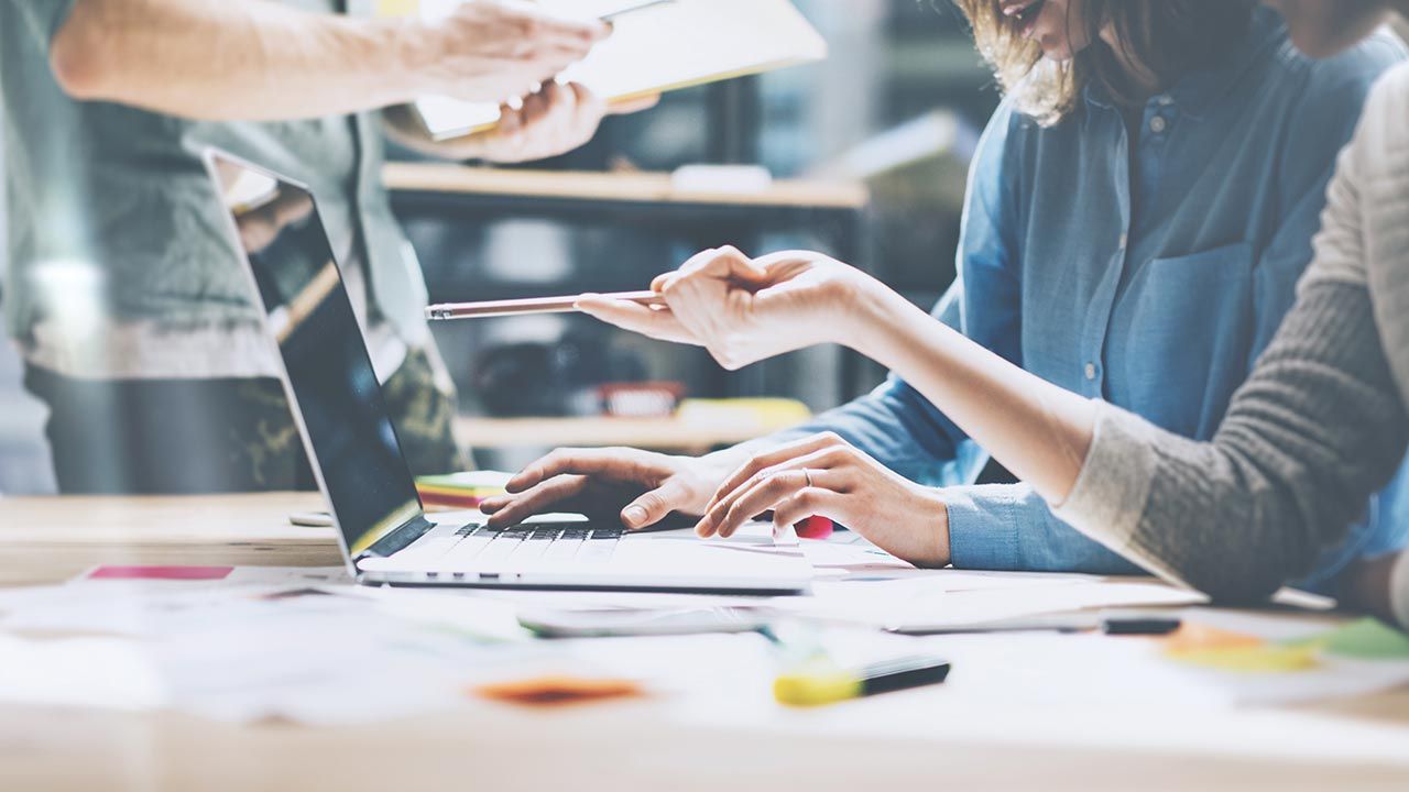 Co trzeci badany martwi się o stabilność zatrudnienia w związku z wojną (fot. Shutterstock/SFIO CRACHO) Co trzeci badany martwi się o stabilność zatrudnienia w związku z wojną (fot. Shutterstock/SFIO CRACHO)