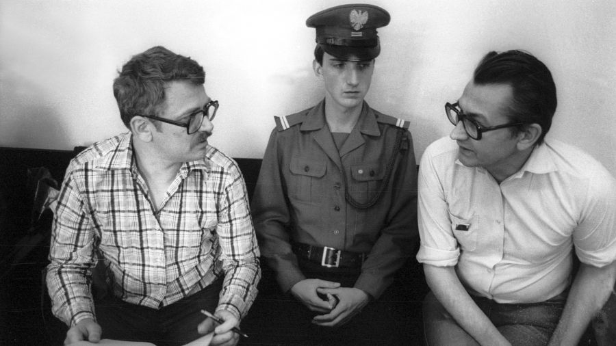 Warszawa 09.1982. Proces przywódców Konfederacji Polski Niepodległej (KPN) przed Sądem Warszawskiego Okręgu Wojskowego. Na zdjęciu od lewej Romuald Szeremietiew i Leszek Moczulski. Fot. PAP/Wojciech Kryński