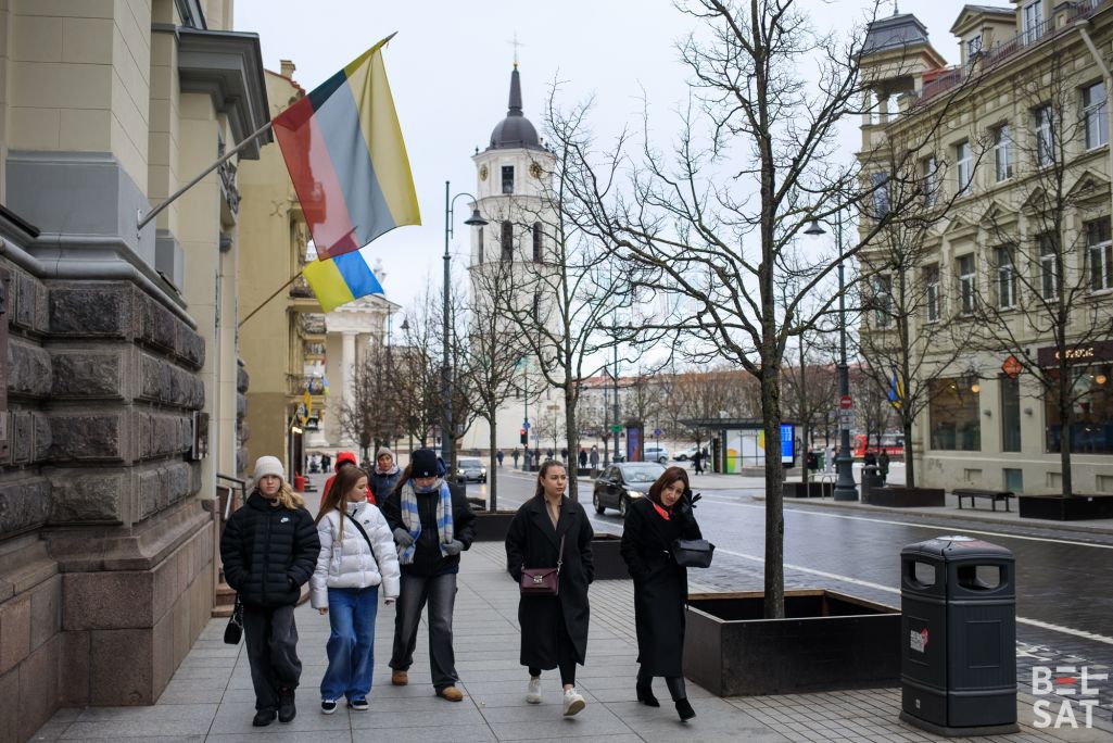 Здымак мае ілюстрацыйны характар. Людзі шпацыруюць па праспекце Гедыміна ў Вільні, Літва. 21 лютага 2024 года. (Фота: Белсат)