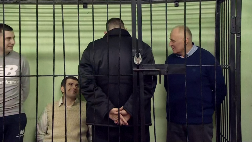 Фігуранты «справы Ціханоўскага» перад абвяшчэннем прысуду. Сяргей Ціханоўскі адвярнуўся спінаю да суддзі. (Фота: tvr.by)