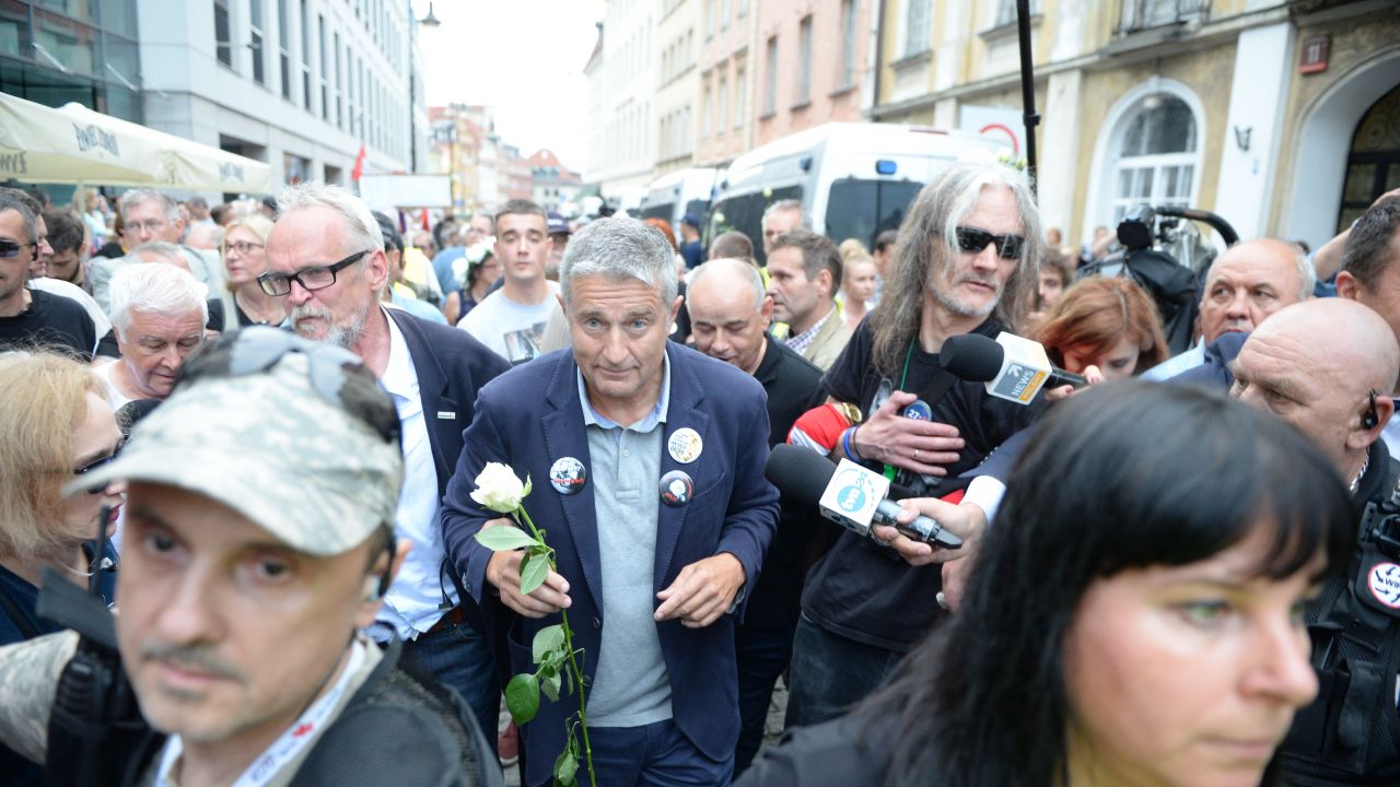 Warszawa, 10.07.2017. Uczestnicy kontrmanifestacji podczas obchodów miesięcznicy smoleńskiej - wśród nich były opozycjonista Władysław Frasyniuk (fot. PAP/Jacek Turczyk) Warszawa, 10.07.2017. Uczestnicy kontrmanifestacji podczas obchodów miesięcznicy smoleńskiej - wśród nich były opozycjonista Władysław Frasyniuk (fot. PAP/Jacek Turczyk)