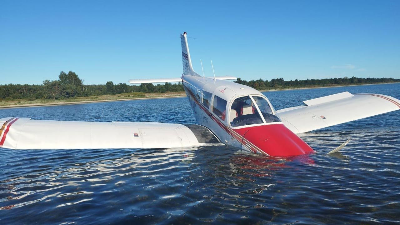 Samolot awaryjnie lądował na wodzie w Zatoce Puckiej (fot. Komenda Powiatowa Państwowej Straży Pożarnej w Pucku)