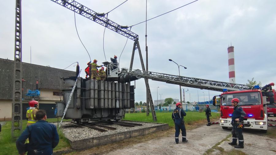 Wypadek na terenie Chemaru. Strażacy ściągali mężczyznę z elektrycznego transformatora