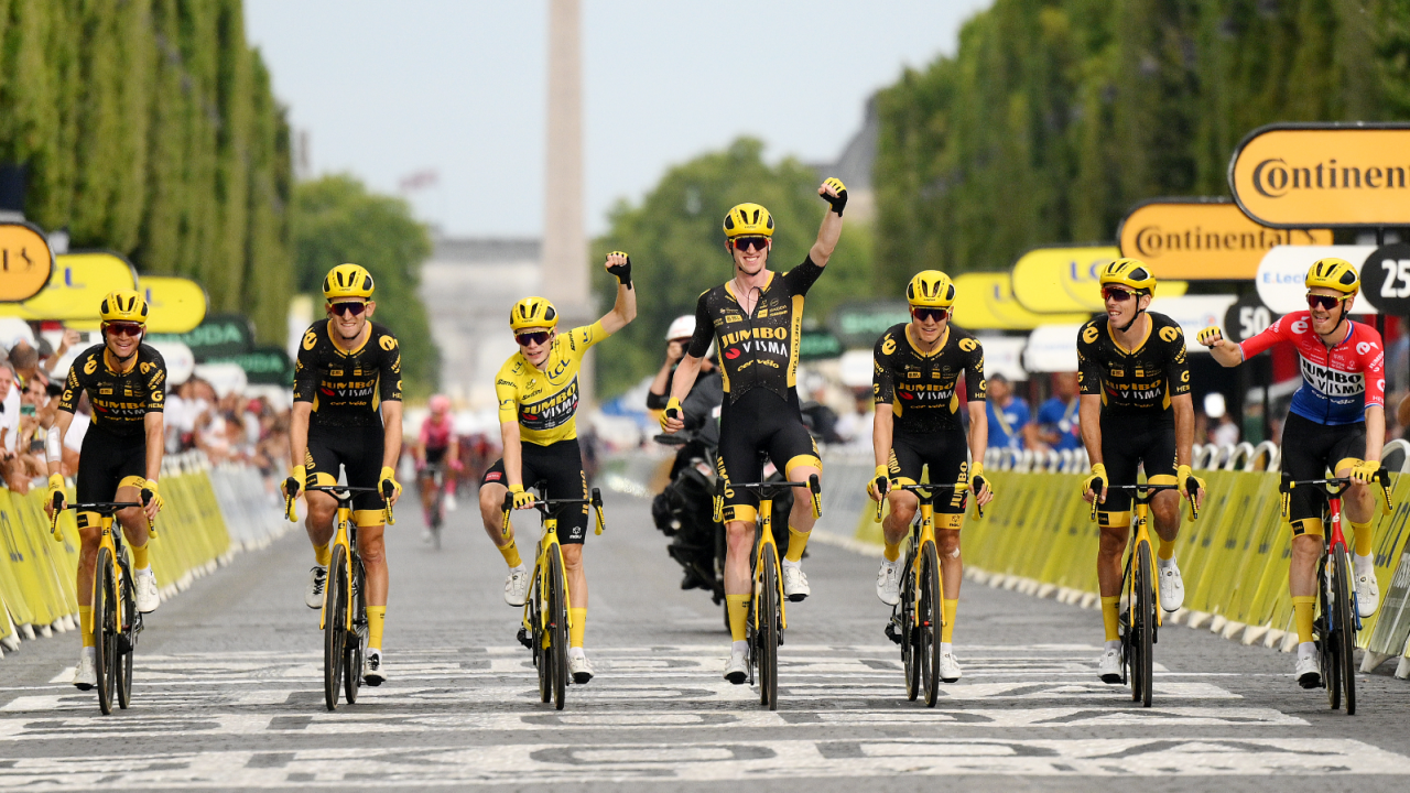 Jonas Vingegaard świętujący zwycięstwo w Tour de France (fot. Getty)