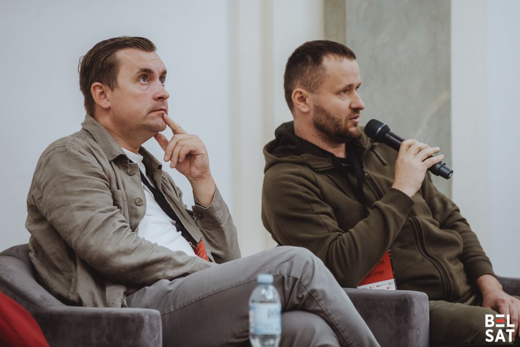 Кіраўнік фонду BYSOL Андрэй Стрыжак падчас панэльнай дыскусіі «Сацыяльна-гуманітарная салідарнасць: як беларуская дыяспара падтрымлівае палітзняволеных і сем’і загінулых добраахвотнікаў» у рамках IV Канферэнцыі беларусаў і беларусак свету. Варшава, Польшча. 24 траўня 2025 года. Фота: Рауль Дзюк / Белсат