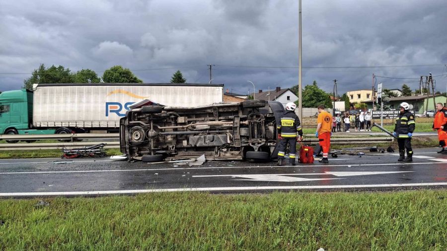 Groźny wypadek pod Łodzią. Karetka dachowała, w drugim aucie było dziecko (fot. FB/ LDZ Zmotoryzowani Łodzianie)