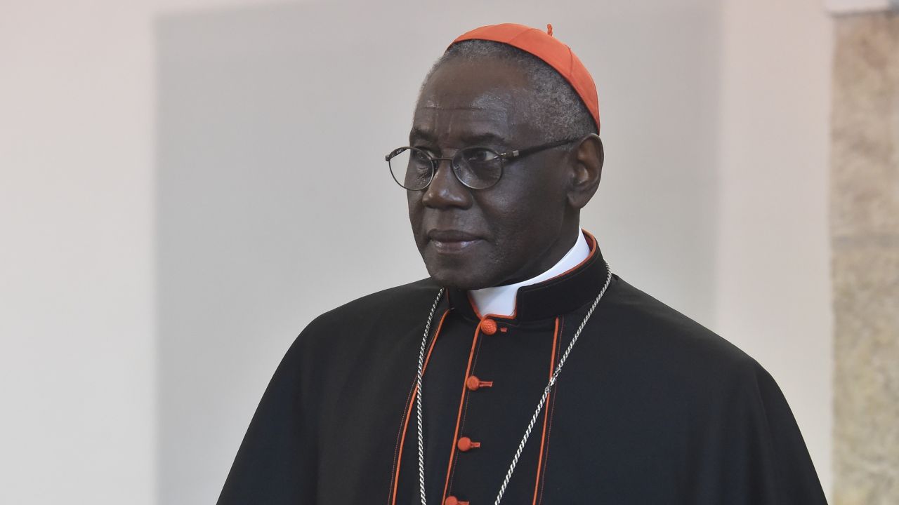 Kard. Robert Sarah odniósł do sytuacji we Włoszech, gdzie od niemal dwóch miesięcy wierni nie mogą uczestniczyć w Eucharystii (fot. arch. PAP/Jacek Bednarczyk) Kard. Robert Sarah odniósł do sytuacji we Włoszech, gdzie od niemal dwóch miesięcy wierni nie mogą uczestniczyć w Eucharystii (fot. arch. PAP/Jacek Bednarczyk)