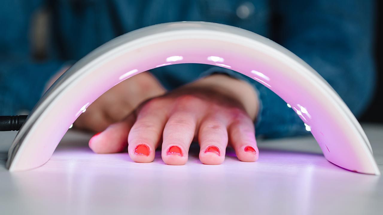 Lampy UV służące do suszenia paznokci emitują promieniowane, które może doprowadzić do raka (fot. Shutterstock/Sergii Sobolevskyi)