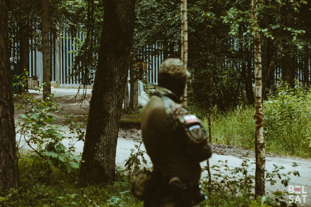 Вайскоўцы польскай памежнай службы каля мяжы Польшчы і Беларусі. Вёска Белавежа, Польшча. 18 чэрвеня 2024 года. (Фота: Белсат)