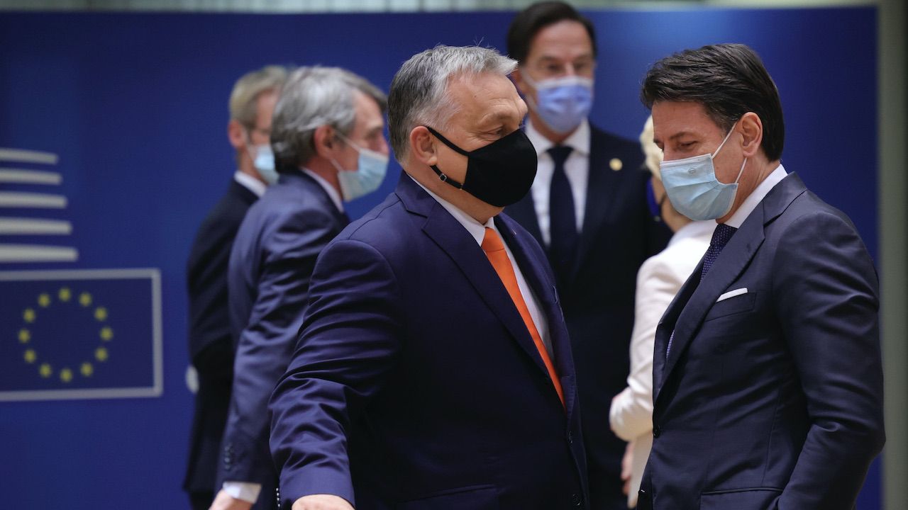 W przyjętych konkluzjach Rada Europejska z zadowoleniem przyjęła informacje o szczepionkach (fot. PAP/EPA/Olivier Matthys/POOL) W przyjętych konkluzjach Rada Europejska z zadowoleniem przyjęła informacje o szczepionkach (fot. PAP/EPA/Olivier Matthys/POOL)