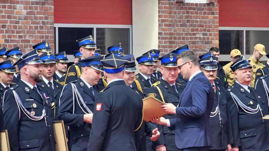 W Jednostce Ratowniczo-Gaśniczej nr 1 przy ul. Pomorskiej 16 w Bydgoszczy odbyły się uroczyste obchody Dnia Strażaka. W wydarzeniu wzięli udział funkcjonariusze Państwowej Straży Pożarnej, przedstawiciele władz samorządowych oraz zaproszeni goście, oddając hołd trudnej i odpowiedzialnej służbie strażaków (fot. Edyta Starczewska)