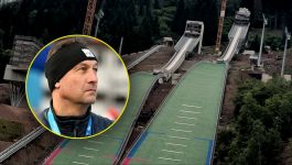 Sandro Pertile ogłosił korektę profilu olimpijskiej skoczni w Predazzo (fot. David Jiroutek, Getty) Sandro Pertile, czyli dyrektor Pucharu Świata w skokach narciarskich, ogłosił w wywiadzie korektę profilu olimpijskiej skoczni w Predazzo. Obiekty w Val di Fiemme zostały wyremontowane i oddane do użytku na potrzeby igrzysk Mediolan/Cortina, które zaplanowano na luty. Niestety po pierwszych zawodach okazało się, że profil K98 jest niebezpieczny i należy go przekształcić. Kontuzji doznały trzy zawodniczki, w tym Pinklenig i Loutitt. Teraz ma być już lepiej pod tym względem (fot. David Jiroutek, Getty)