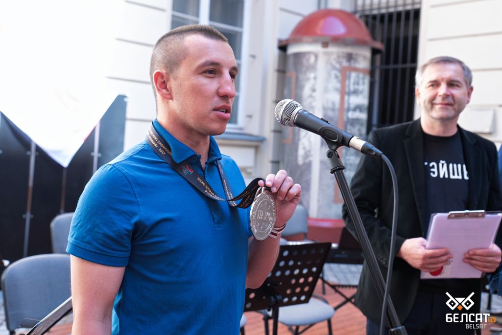 Пераможца Кубка свету па кікбоксінгу Іван Ганін перадае свой першы медаль, срэбную ўзнагароду з чэмпіянатаў свету WAKO World Championship, у Музей Вольнай Беларусі. Варшава, Польшча. 17 ліпеня 2022 года. (Фота: Саша Альтэр / Белсат)