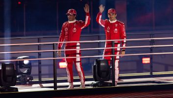 Carlos Sainz Jr. (po lewej) chce zostać w Ferrari (fot. Getty)