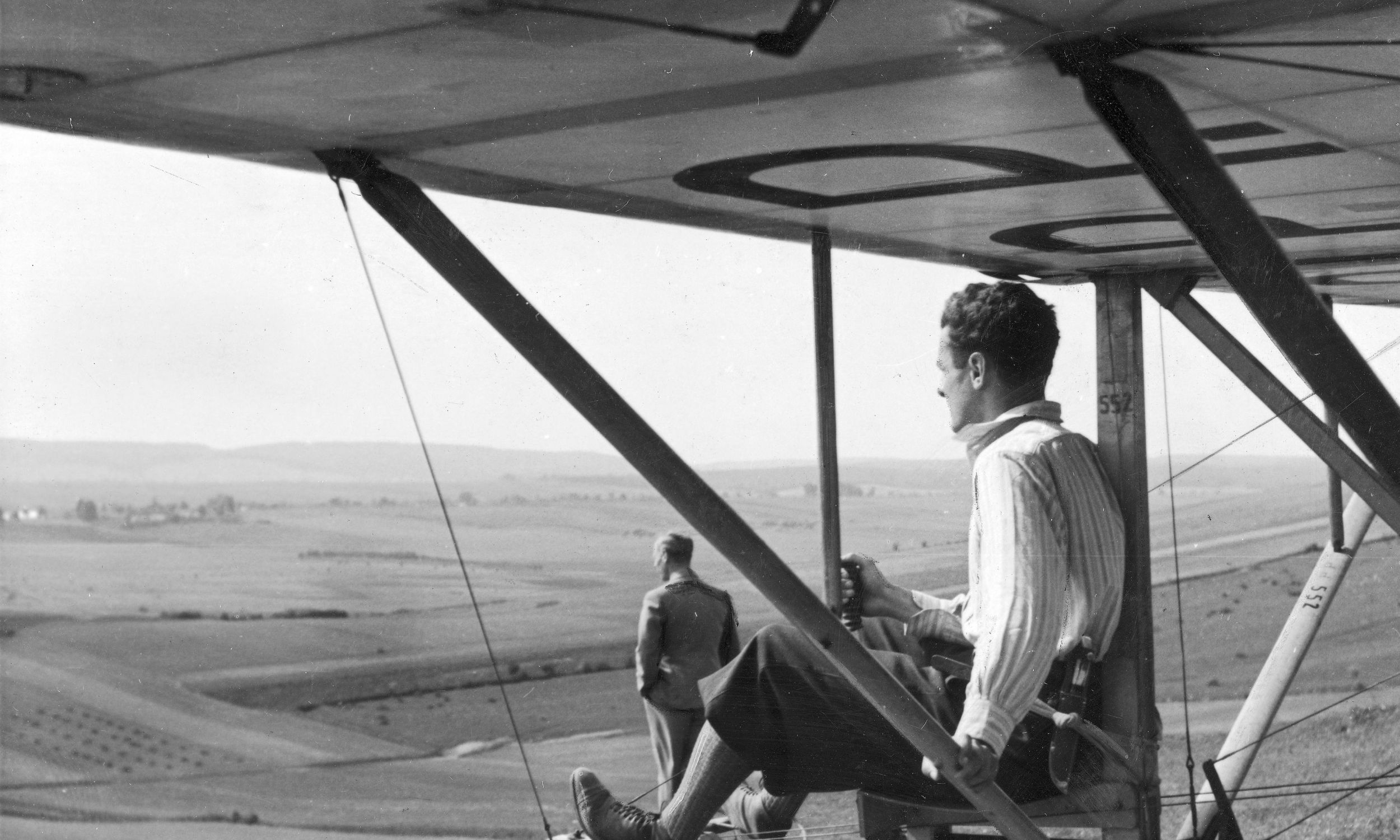 Wrzesień 1937 roku. Szkolenie szybowcowe we Lwowie, jeden z kursant szykuje się do startu na maszynie „Wrona”. Fot. NAC/IKC, sygn. 1-S-3055-1