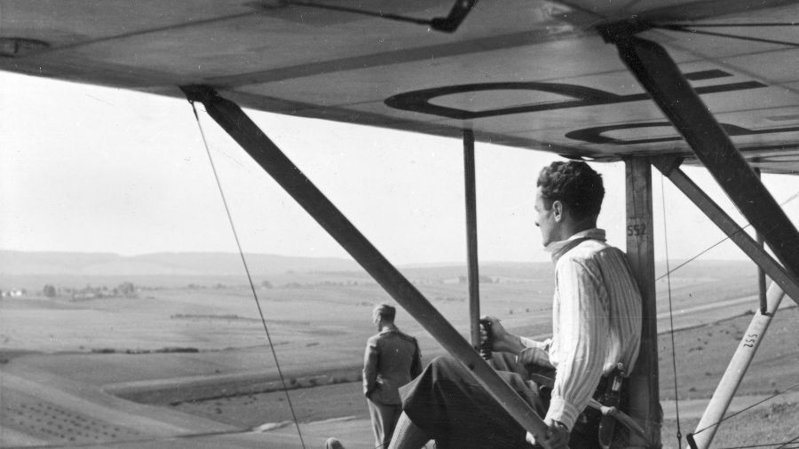 Wrzesień 1937 roku. Szkolenie szybowcowe we Lwowie, jeden z kursant szykuje się do startu na maszynie „Wrona”. Fot. NAC/IKC, sygn. 1-S-3055-1
