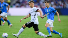 Joshua Kimmich w starciu z Nicolo Barellą (fot. Getty Images)